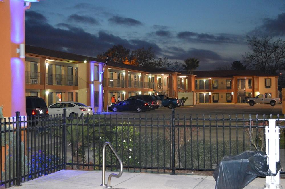 Econo Lodge Lake Charles University Area Extérieur photo